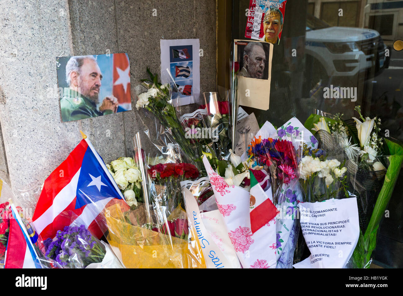 New York, USA. 3. Dezember 2016.  Blumen und Foto Erinnerungsstücke in Ehre von den Tod von Fidel Castro vor The Mision Permanente De Cuba Dezember 3, 2016 in New York City befinden. Bildnachweis: Donald Bowers/Alamy Live News Stockfoto