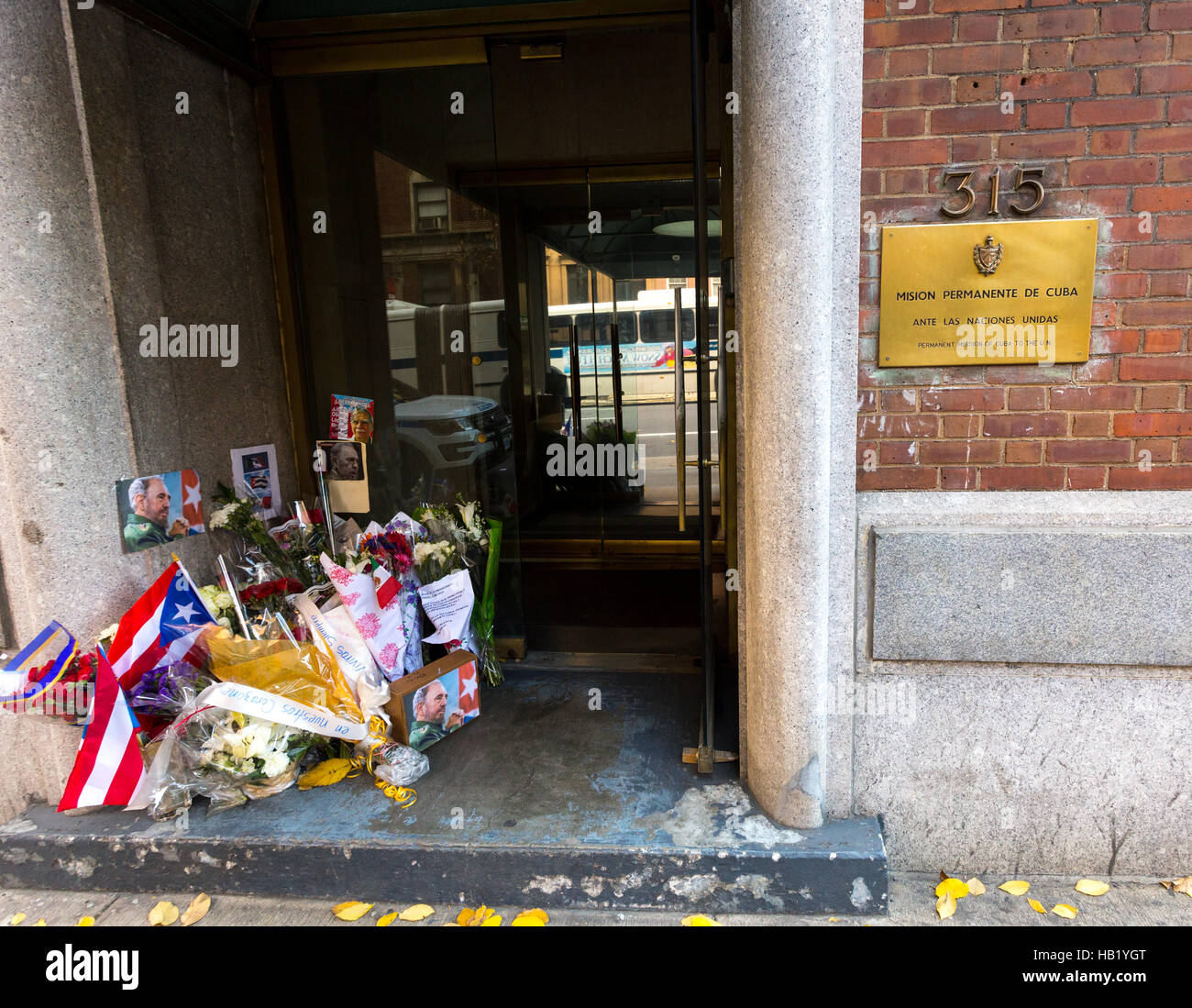 New York, USA. 3. Dezember 2016.  Blumen und Foto Erinnerungsstücke in Ehre von den Tod von Fidel Castro vor The Mision Permanente De Cuba Dezember 3, 2016 in New York City befinden. Bildnachweis: Donald Bowers/Alamy Live News Stockfoto
