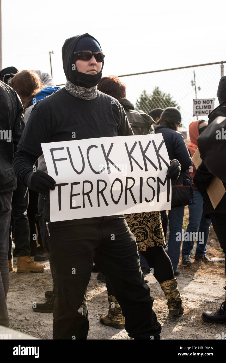 Die Demonstranten auf den Straßen in North Carolina zu begegnen - Der KKK Trump Siegesparade protestieren. Stockfoto