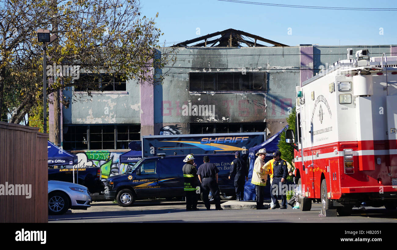 Oakland, USA. 3. Dezember 2016. Polizei und Feuerwehr arbeiten außerhalb des betroffenen Lagers in Oakland, östlich von San Francisco, USA, 3. Dezember 2016. Oakland Bürgermeister Libby Schaaf zugesagt am Samstag voll des Brandschutzes Untersuchungen eine Übernachtung welche mindestens 9 Menschen getöteten während einer anderen 25 in Oakland noch vermisst wurden. Bildnachweis: Xu Yong/Xinhua/Alamy Live-Nachrichten Stockfoto