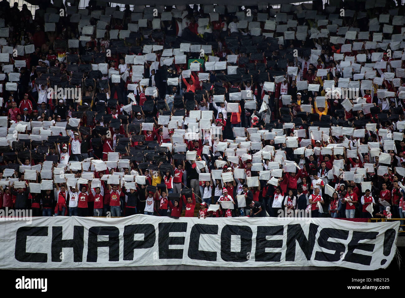 Bogota, Kolumbien. 3. Dezember 2016. Fans des kolumbianischen Fußballteams Independiente Santa Fe halten Banner, um die brasilianische Fußballmannschaft Chapecoense, vor der Partie gegen Independiente Medellín, Nemesio Camacho El Campin Stadion in Bogota, Kolumbien, am 3. Dezember 2016 zu Ehren. Fast das gesamte Team des Chapecoense wurde in Kolumbien vor Tagen bei einem Flugzeugabsturz getötet. © Jhon Paz/Xinhua/Alamy Live-Nachrichten Stockfoto