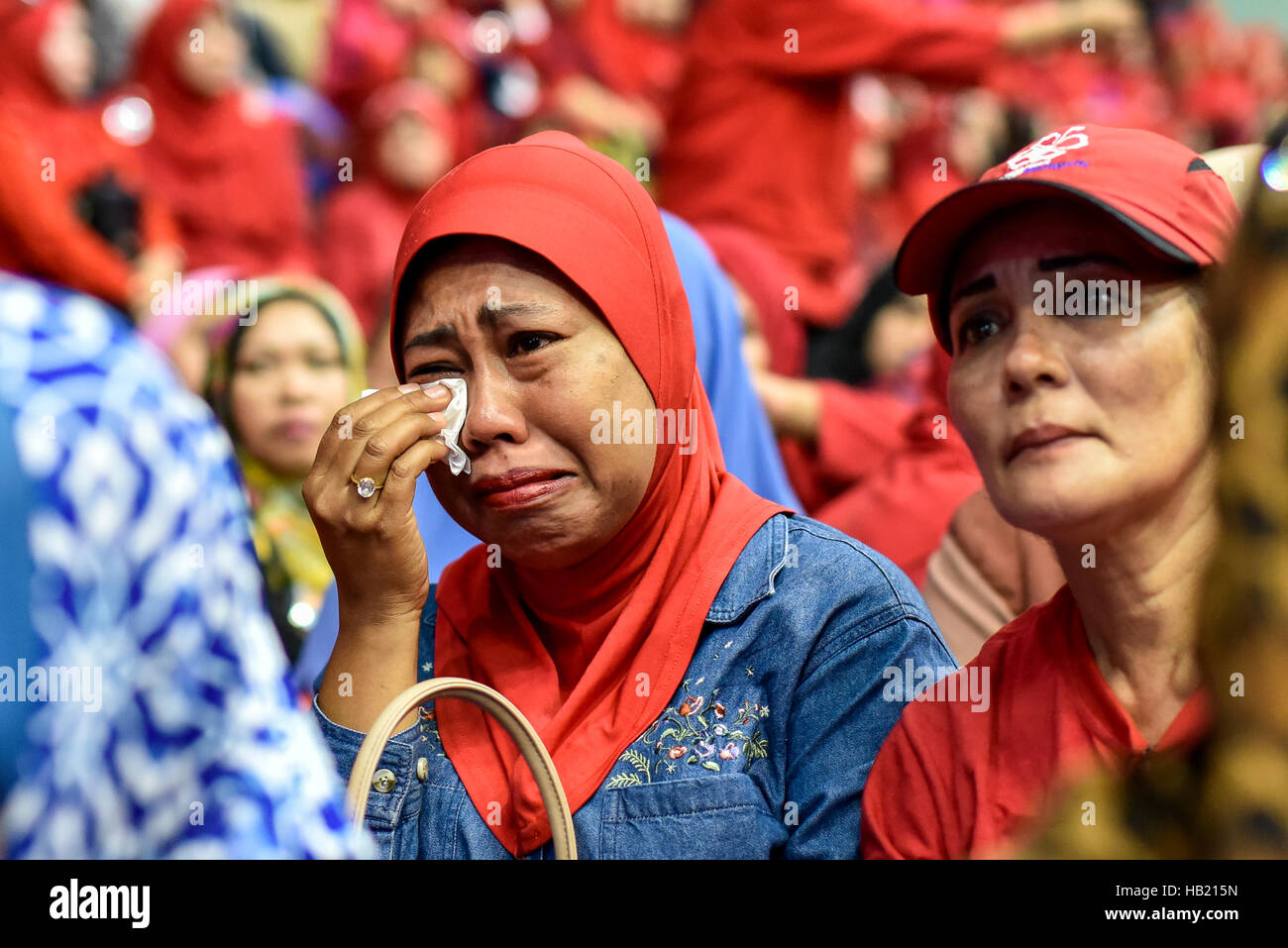 Kuala Lumpur, Malaysia. 4. Dezember 2016. Malaysische Muslime schreien wenn sie gerade eine Video von Sitiations der Rohingya Muslime in Myanmar während einer Versammlung am Titiwangsa Stadion in Kuala Lumpur am 4. Dezember 2016 gegen die Verfolgung der Rohingya-Muslime in Myanmar. Bildnachweis: Chris JUNG/Alamy Live-Nachrichten Stockfoto