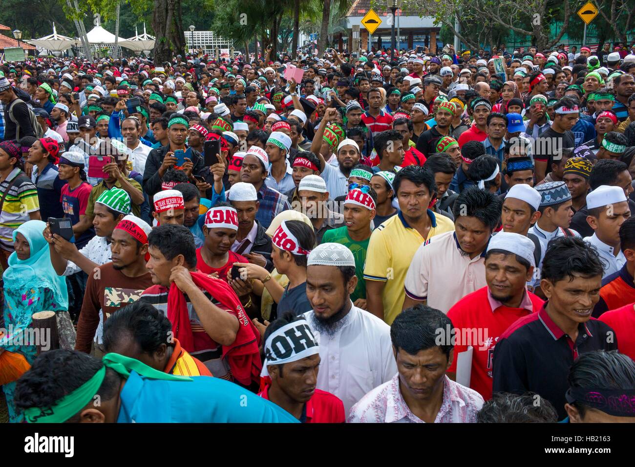 Kuala Lumpur, Malaysia. 4. Dezember 2016. Zehntausende Menschen haben Titiwangsa Stadium, Kuala Lumpur hier für die Rohingya Solidarität-Sammlung mit einigen Ankunft früh 08:00 am 4. Dezember 2016 drängten Credit: Chris JUNG/Alamy Live News Stockfoto