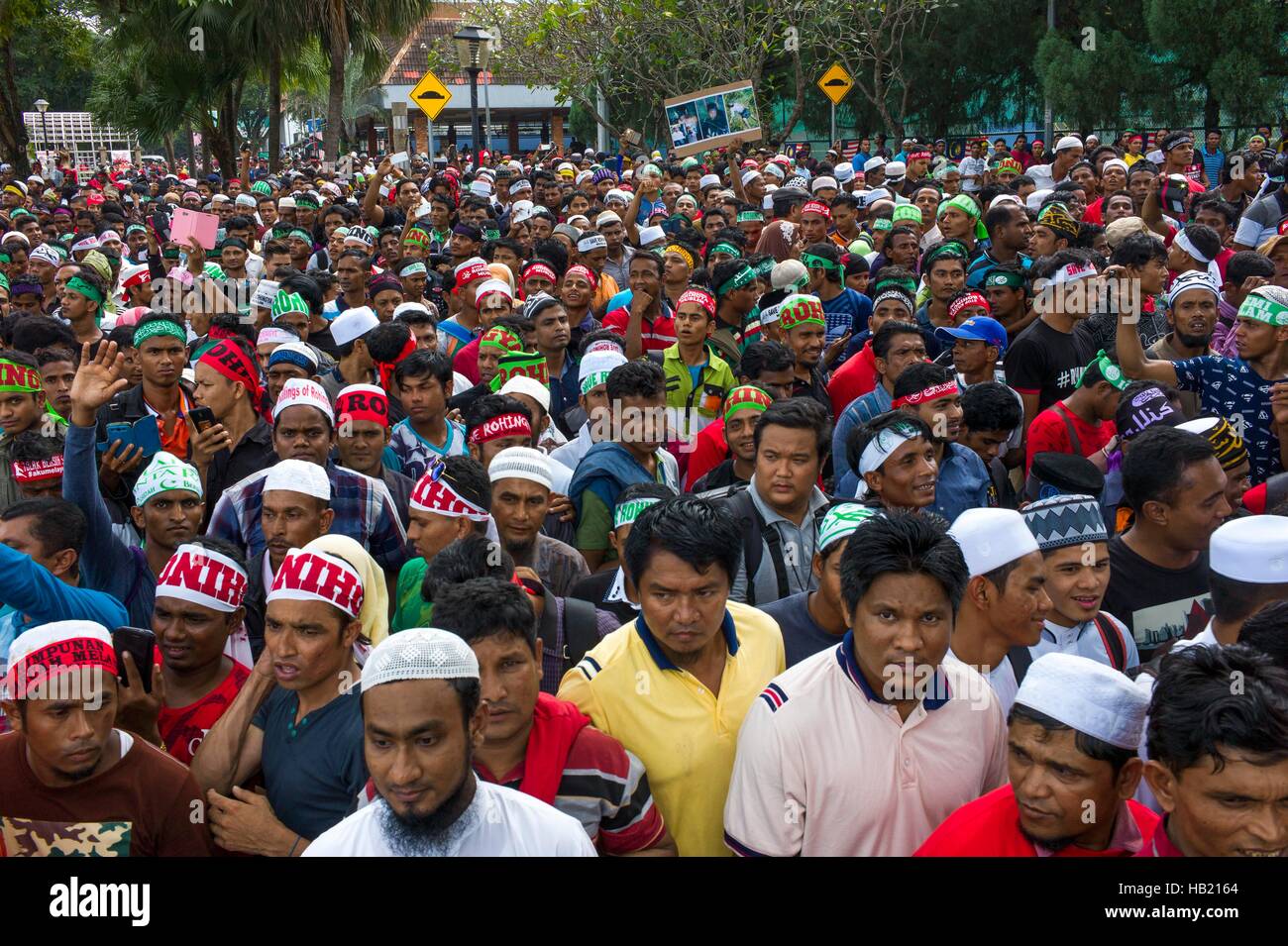 Kuala Lumpur, Malaysia. 4. Dezember 2016. Zehntausende Menschen haben Titiwangsa Stadium, Kuala Lumpur hier für die Rohingya Solidarität-Sammlung mit einigen Ankunft früh 08:00 am 4. Dezember 2016 drängten Credit: Chris JUNG/Alamy Live News Stockfoto