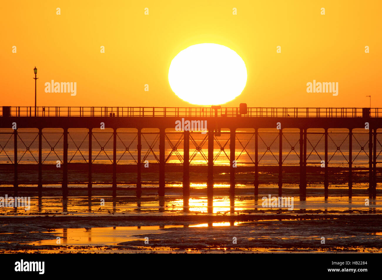 Southend-on-Sea, Essex, England. 4. Dezember 2016. UK Wetter: Die Sonne steigt an einem sehr kalten Morgen - anzeigen auf der Suche nach Southend Pier Credit: Ben Rektor/Alamy Live News Stockfoto