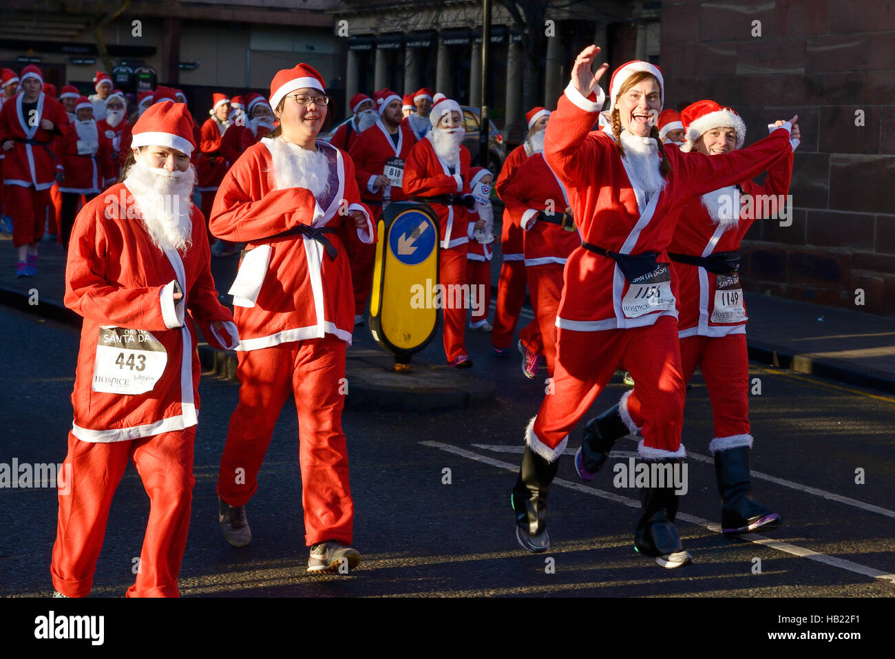 Chester, UK. 4. Dezember 2016. Die jährlichen Charity Santa Dash durch die Straßen der Stadt-Zentrum. Bildnachweis: Andrew Paterson / Alamy Live News Stockfoto