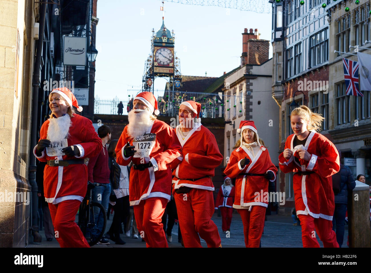 Chester, UK. 4. Dezember 2016. Die jährlichen Charity Santa Dash durch die Straßen der Stadt-Zentrum. Bildnachweis: Andrew Paterson / Alamy Live News Stockfoto
