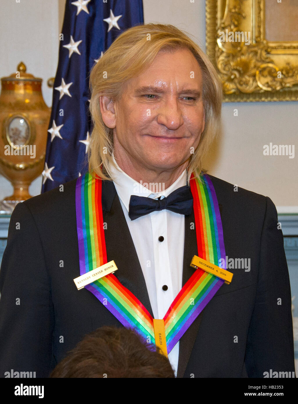 Joe Walsh von der Rockband "The Eagles", einer der fünf Empfänger von dem 39. jährlichen Kennedy Center Honors für ein Gruppenfoto nach einem Abendessen von Vereinigte Staaten Staatssekretär John F. Kerry zu ihren Ehren an das US-Außenministerium in Washington, DC am Samstag, 3. Dezember 2016 darstellen. 2016-Preisträger sind: argentinische Pianistin Martha Argerich; Rock-Band the Eagles; Bildschirm und Bühne Schauspieler Al Pacino; Gospel und Blues-Sängerin Mavis Staples; und Musiker James Taylor. Bildnachweis: Ron Sachs/Pool über CNP - NO-Draht-SERVICE - Foto: Ron Sachs/Consolidated/Dpa Stockfoto