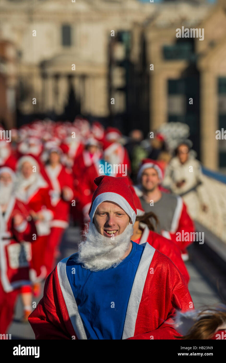 London, UK. 4. Dezember 2016. Das Rennen beginnt vor St. Pauls Kathedrale und Kopf geradeaus über die Millennium Brücke - Tausende Läufer aller Altersgruppen in Santa Anzüge und andere Weihnachten Kostüme durch die City of London für wohltätige Zwecke und für Spaß zu laufen. London-30. November 2016-Credit: Guy Bell/Alamy Live-Nachrichten Stockfoto