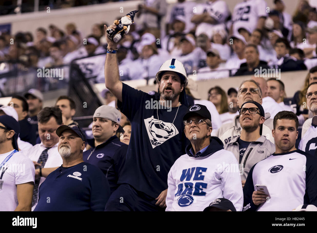 Indianapolis, Indiana, USA. 3. Dezember 2016. 3. Dezember 2016 feiern - Indianapolis, Indiana - Penn State-Fans mit der Penn State Nittany Lion Gnome in der zweiten Hälfte während der großen zehn Meisterschaftsspiel zwischen Penn State Nittany Lions und Wisconsin Badgers im Lucas Oil Stadium. © Scott Taetsch/ZUMA Draht/Alamy Live-Nachrichten Stockfoto