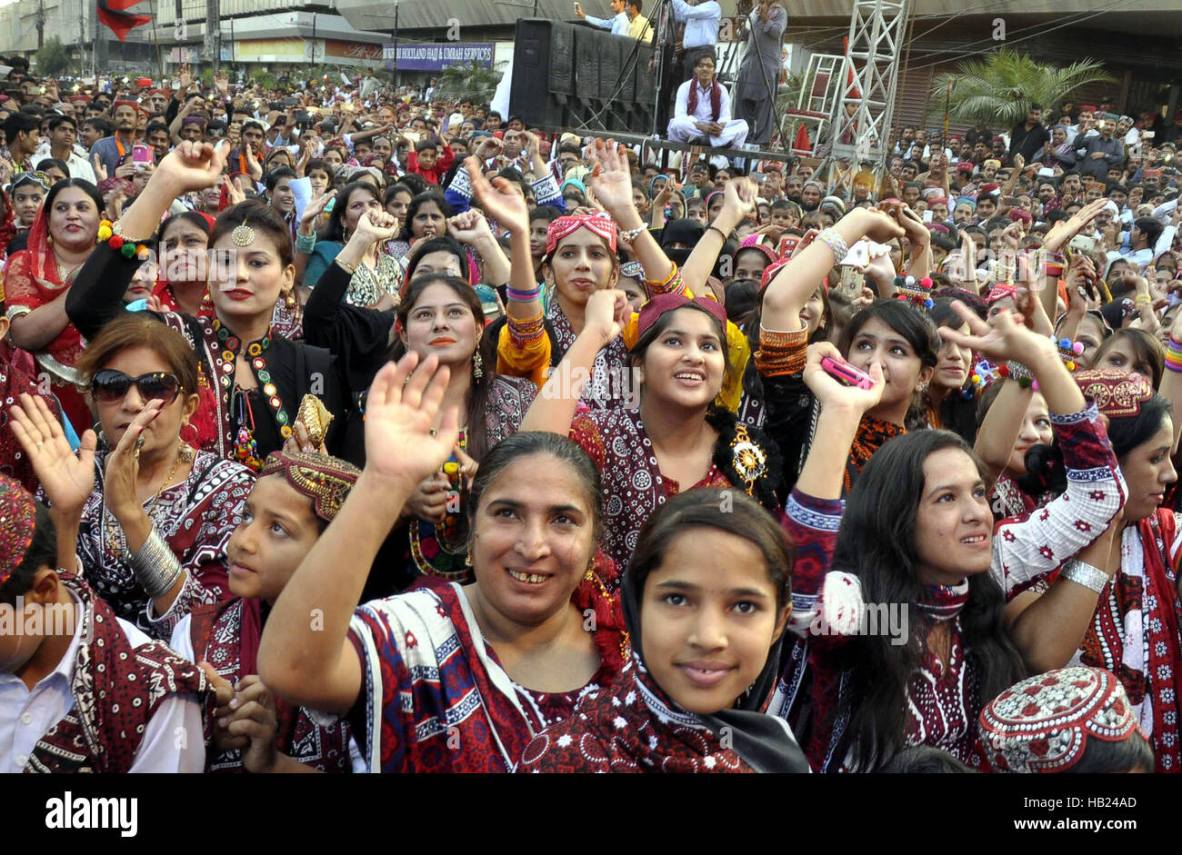 Karachi. 4. Dezember 2016. Man feiert das Kulturfestival Sindh im Süden Pakistans Karachi, 4. Dezember 2016. Das Festival wurde beobachtet, um die Kultur der Provinz Sindh, berühmt für seine verschiedenen Handwerke und Künste zu markieren. Bildnachweis: Masroor/Xinhua/Alamy Live-Nachrichten Stockfoto