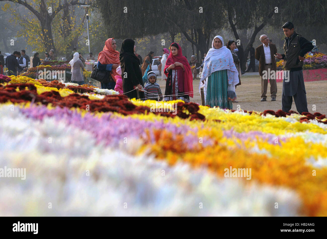 Islamabad, Pakistan. 4. Dezember 2016. Menschen besuchen eine Blumenausstellung in Islamabad, Pakistan, 4. Dezember 2016. © Saadia Seher/Xinhua/Alamy Live-Nachrichten Stockfoto