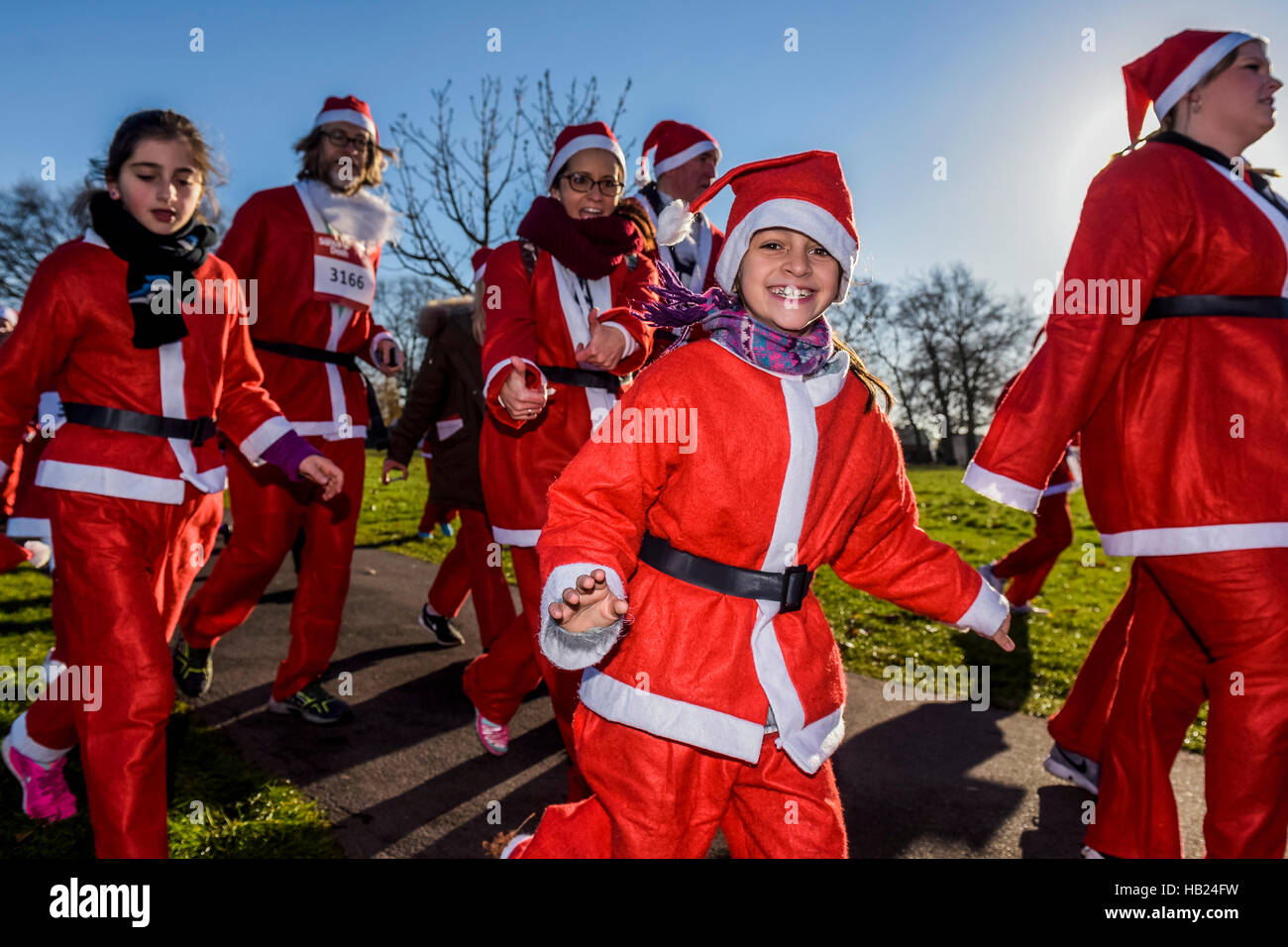 London, UK. 4. Dezember 2016. Thosuands der Läufer aller Altersgruppen in Santa Anzüge und andere Weihnachten Kostüme Runaround Clapham Common für Great Ormond Street Hospital und Spaß.  Bildnachweis: Guy Bell/Alamy Live-Nachrichten Stockfoto