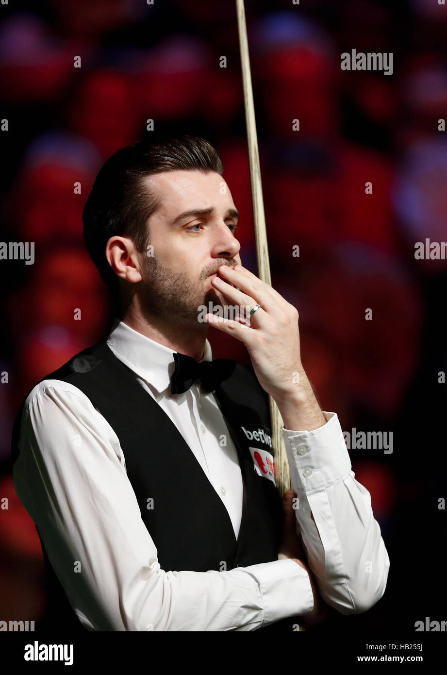 York, Großbritannien. 4. Dezember 2016. Mark Selby von England tritt während des letzten Spiels mit Ronnie O'Sullivan Snooker UK Championship in York, Großbritannien, England am 4. Dezember 2016. Bildnachweis: Han Yan/Xinhua/Alamy Live-Nachrichten Stockfoto