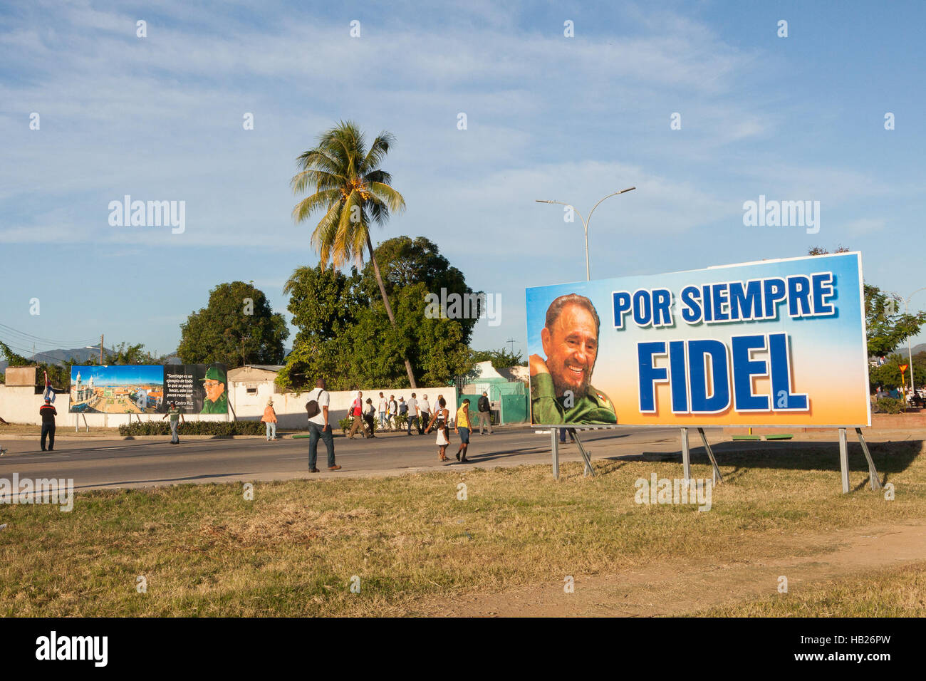 Zwei große Plakate sind auf den Seiten der Straße nach Santa Ifigenias Friedhof gesehen. Auf der rechten Seite ein Fidel Castro mit dem Wortlaut «Por Siempre Fidel» - «Fidel For Ever» - und auf der linken Seite ein (im Hintergrund) zu seinem Bruder gewidmet und aktuellen kubanische Präsident Raúl Castro gewidmet. Castros Asche vergangen durch diese Straße Minuten früher nach Kuba von Havanna während 4 Tagen durchqueren und würdigt durch Hunderttausende Kubaner - Castro ging am Freitag, den 25. November. Foto: Alessandro Vecchi/dpa Stockfoto