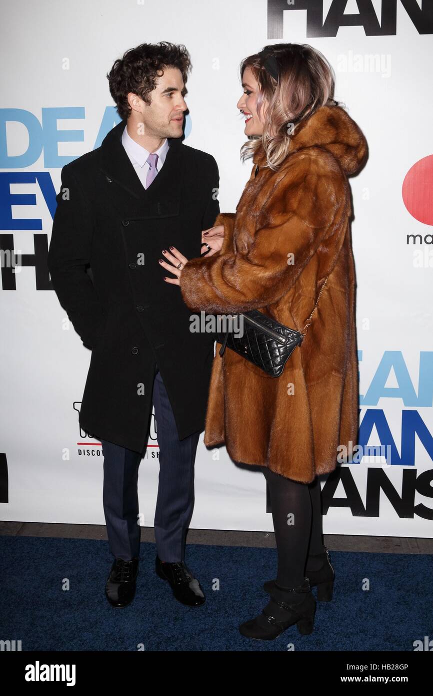 New York, NY, USA. 4. Dezember 2016. Darren Criss, Mia Swier in Anwesenheit für Liebe Evan Hansen Opening Night am Broadway, Music Box Theatre, New York, NY 4. Dezember 2016. Bildnachweis: Jason Smith/Everett Collection/Alamy Live-Nachrichten Stockfoto New York, NY, USA. 4. Dezember 2016. Darren Criss, Mia Swier in Anwesenheit für Liebe Evan Hansen Opening Night am Broadway, Music Box Theatre, New York, NY 4. Dezember 2016. Bildnachweis: Jason Smith/Everett Collection/Alamy Live-Nachrichten Stockfoto