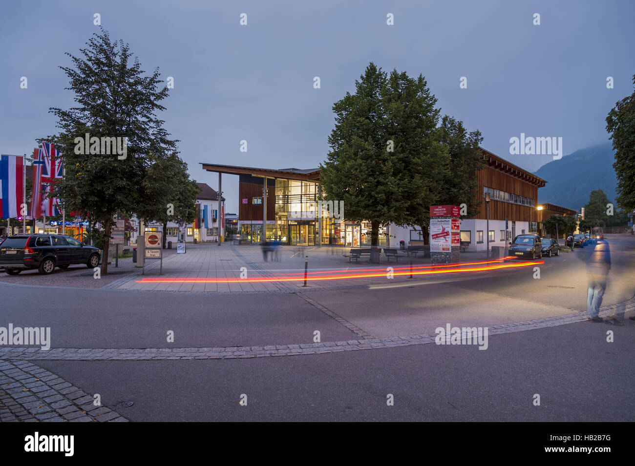 Bahnhofsvorplatz in der blauen Stunde. Stockfoto