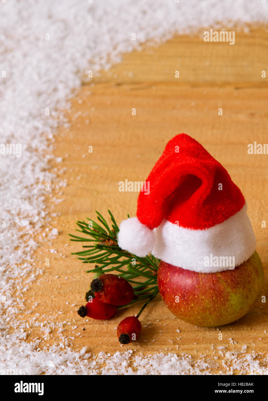 Weihnachtsdekoration und Weihnachtsmütze. Stockfoto