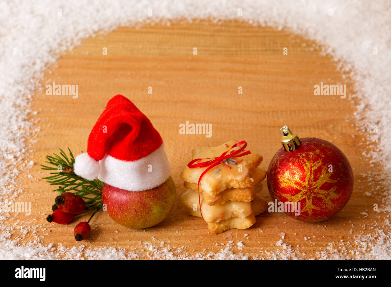 Weihnachtsdekoration und Weihnachtsmütze. Stockfoto