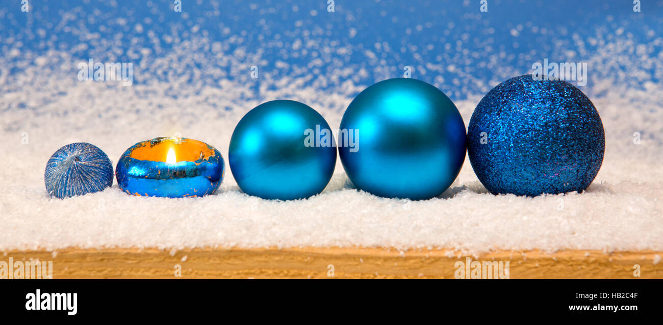 Blaue Weihnachtskugeln isoliert. Stockfoto
