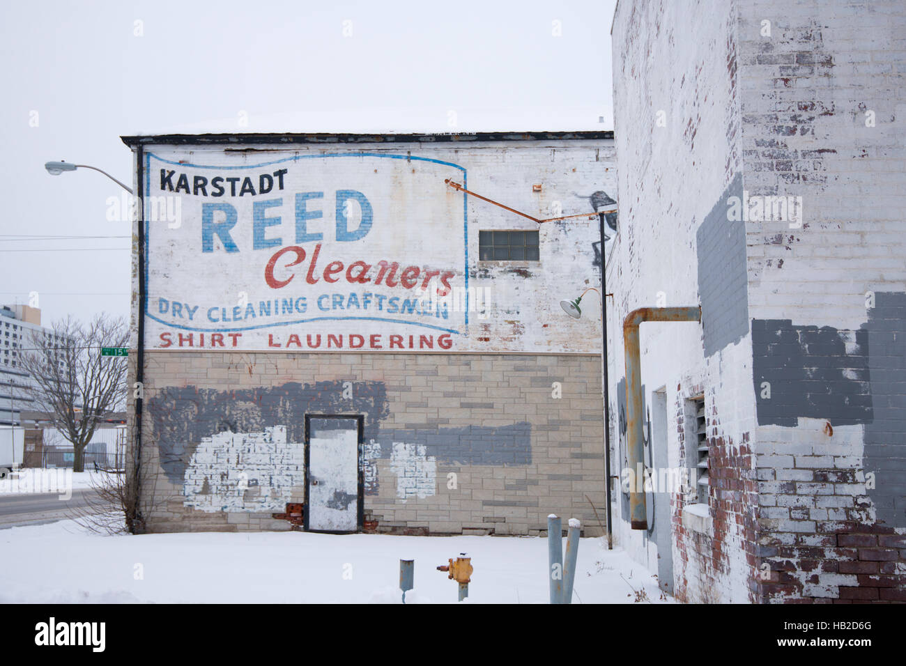 Werbeschild an der Seite eines Gebäudes in Indianapolis, Indiana vor Jahren gemalt. Stockfoto