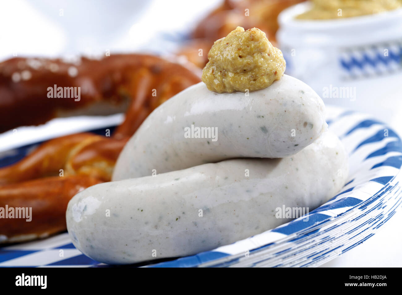 Bayerische Weißwurst und süßer Senf, Bayerischer Pappteller ... Bayerische Weißwurst und süßer Senf, Bayerischer Pappteller ...