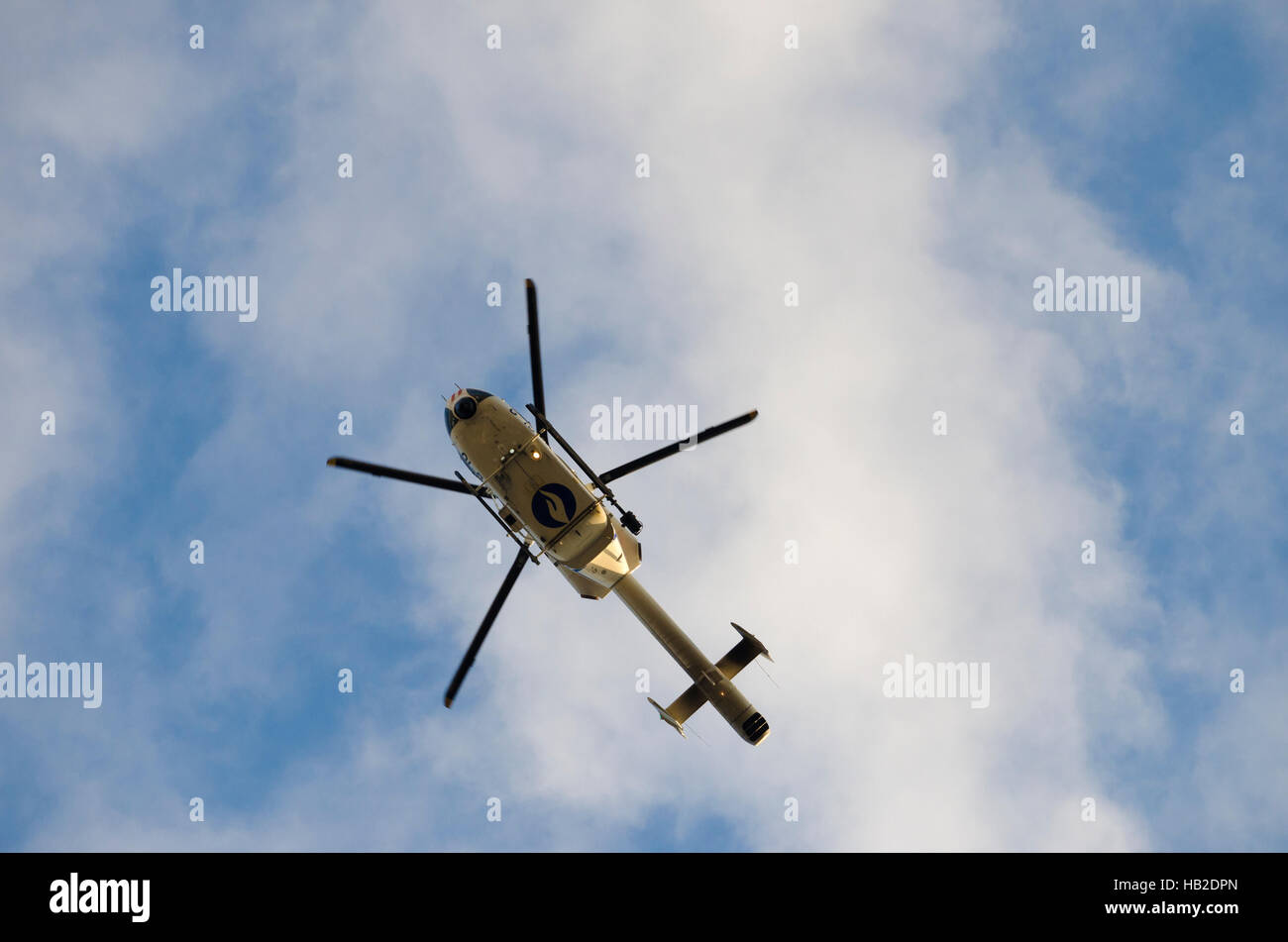 Polizei-Hubschrauber in den Himmel von Brüssel bei demonstration Stockfoto