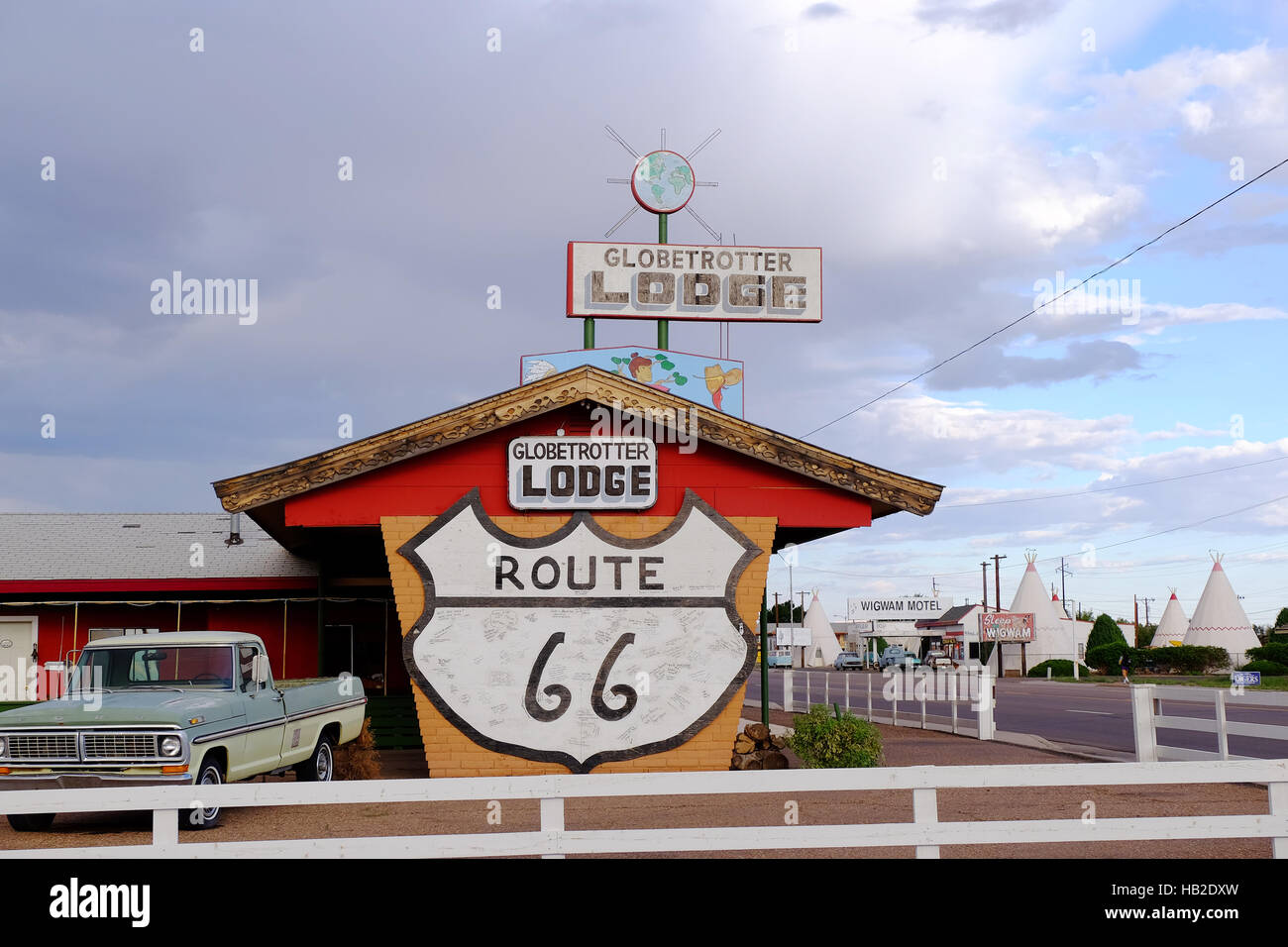 Historische Leuchtreklame entlang der Autobahn auf der Route 66 in Holbrook in Arizona Stockfoto