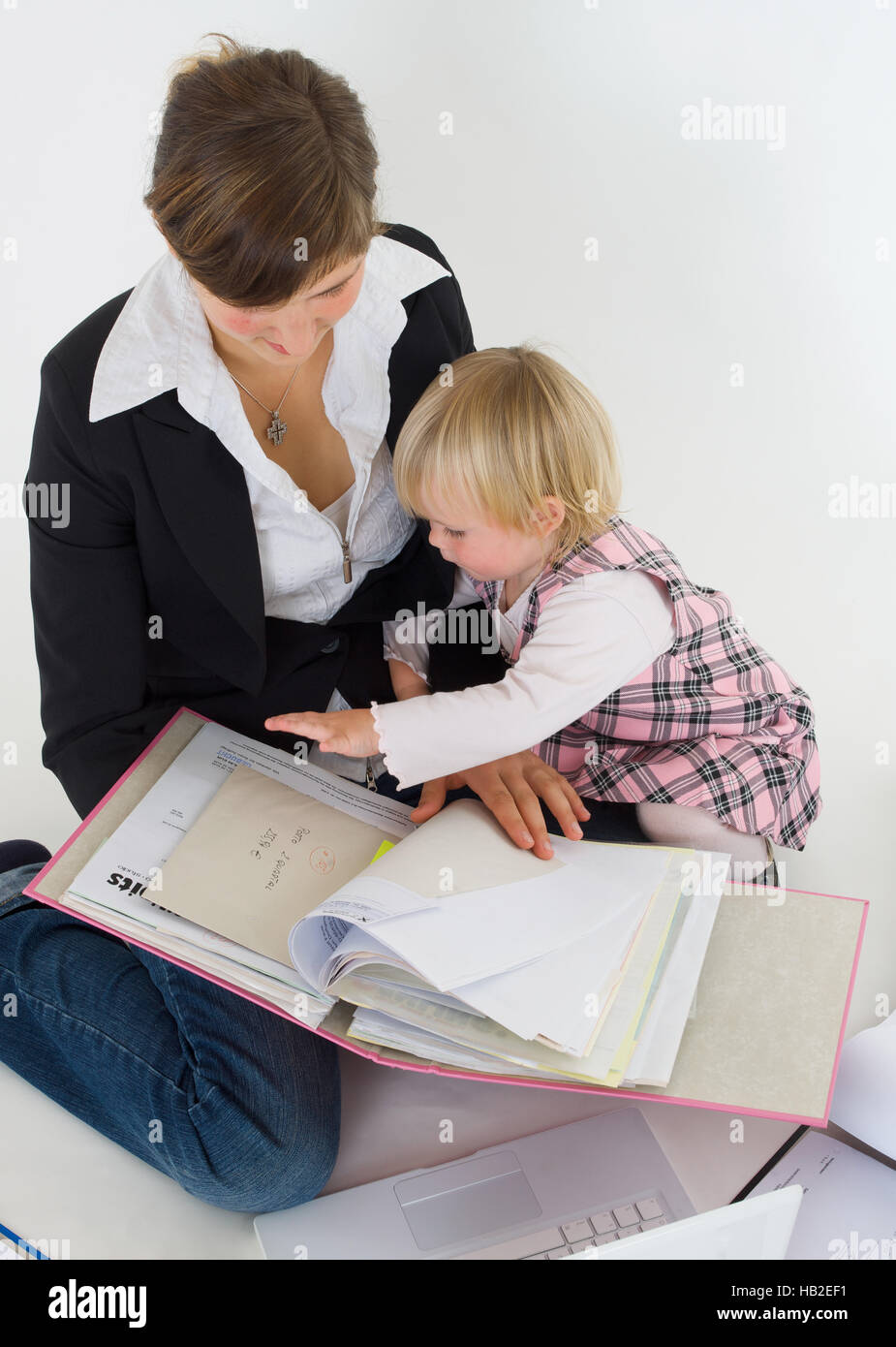 Business-Frau mit Tochter bei der Arbeit Stockfoto