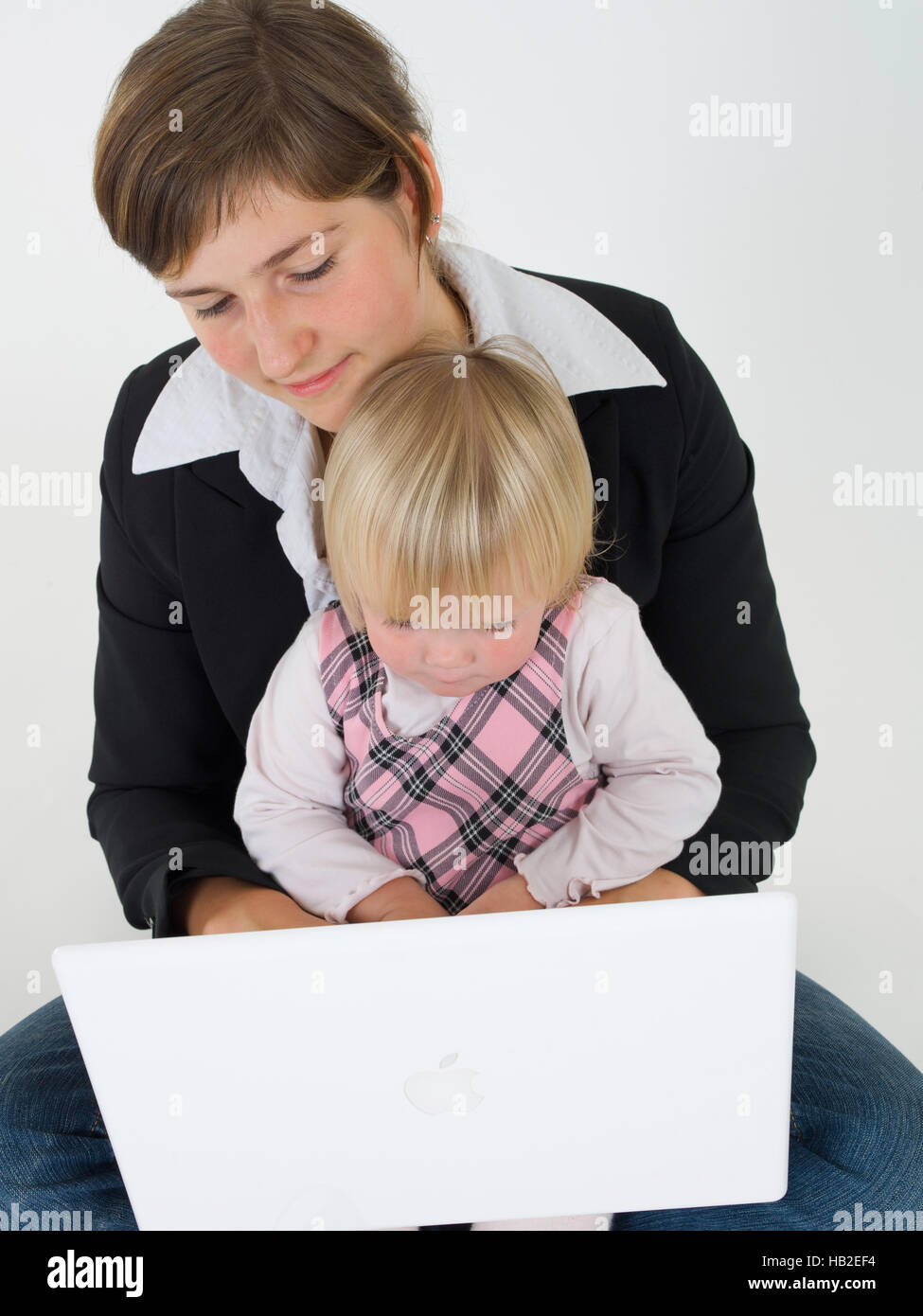Business-Frau mit Tochter bei der Arbeit Stockfoto
