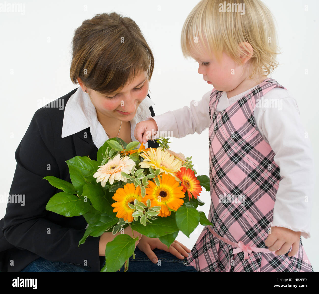 Mutter und Tochter mit einem Blumenstrauß Stockfoto