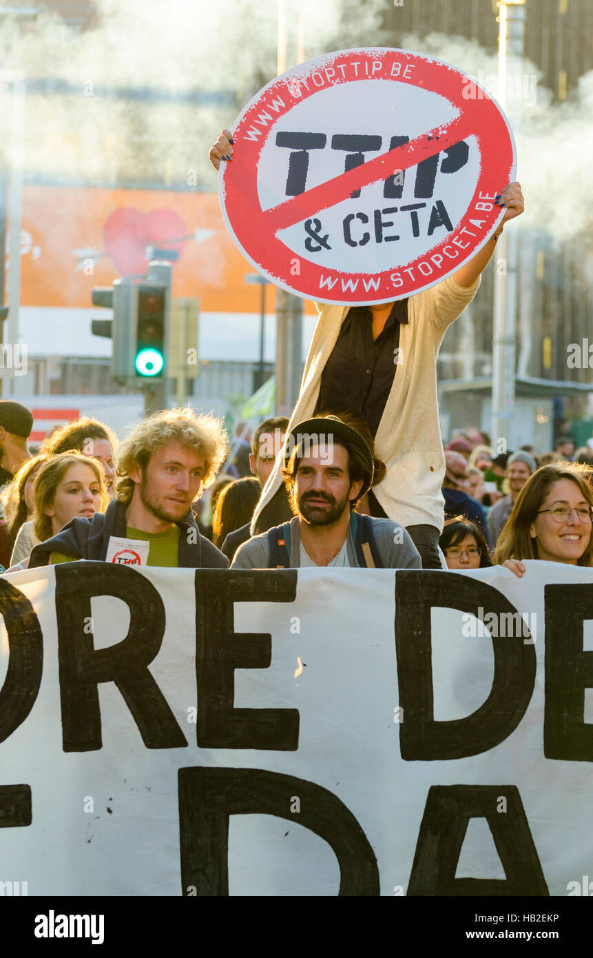 TTIP GAME OVER-Aktivist in Aktion während einer öffentlichen Demonstration in Brüssel. Stockfoto