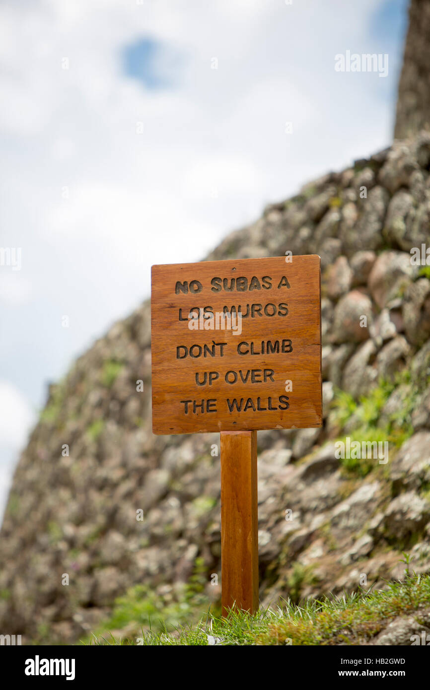 PISAC, PERU, JANUAR 15: Nahaufnahme auf Holzschild mit No suba a los muros (klettert nicht über die Mauern hinauf), geschrieben auf Spanisch in den Pisac Inka Ruinen Stockfoto