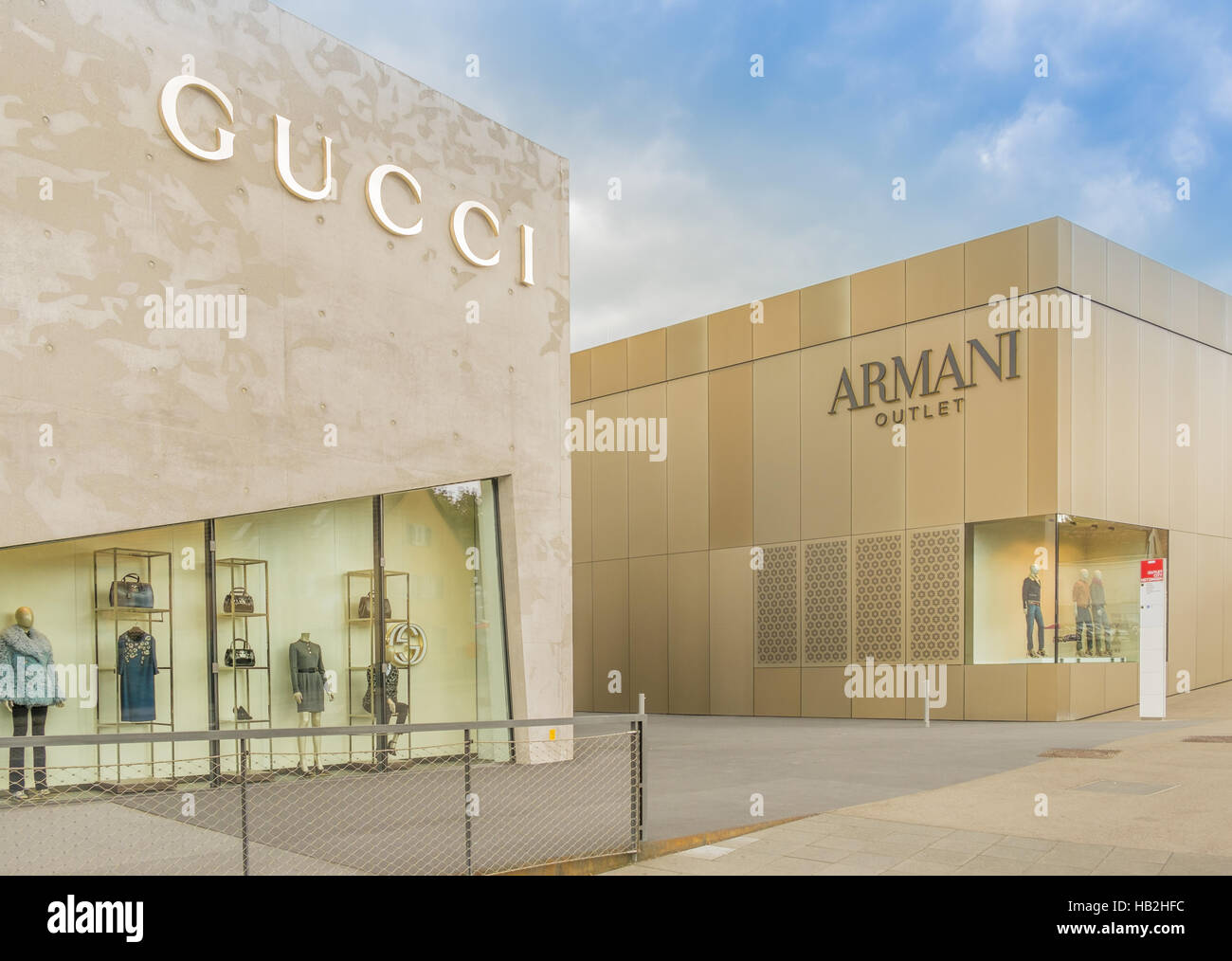 Gucci, Armani outlet Stockfoto