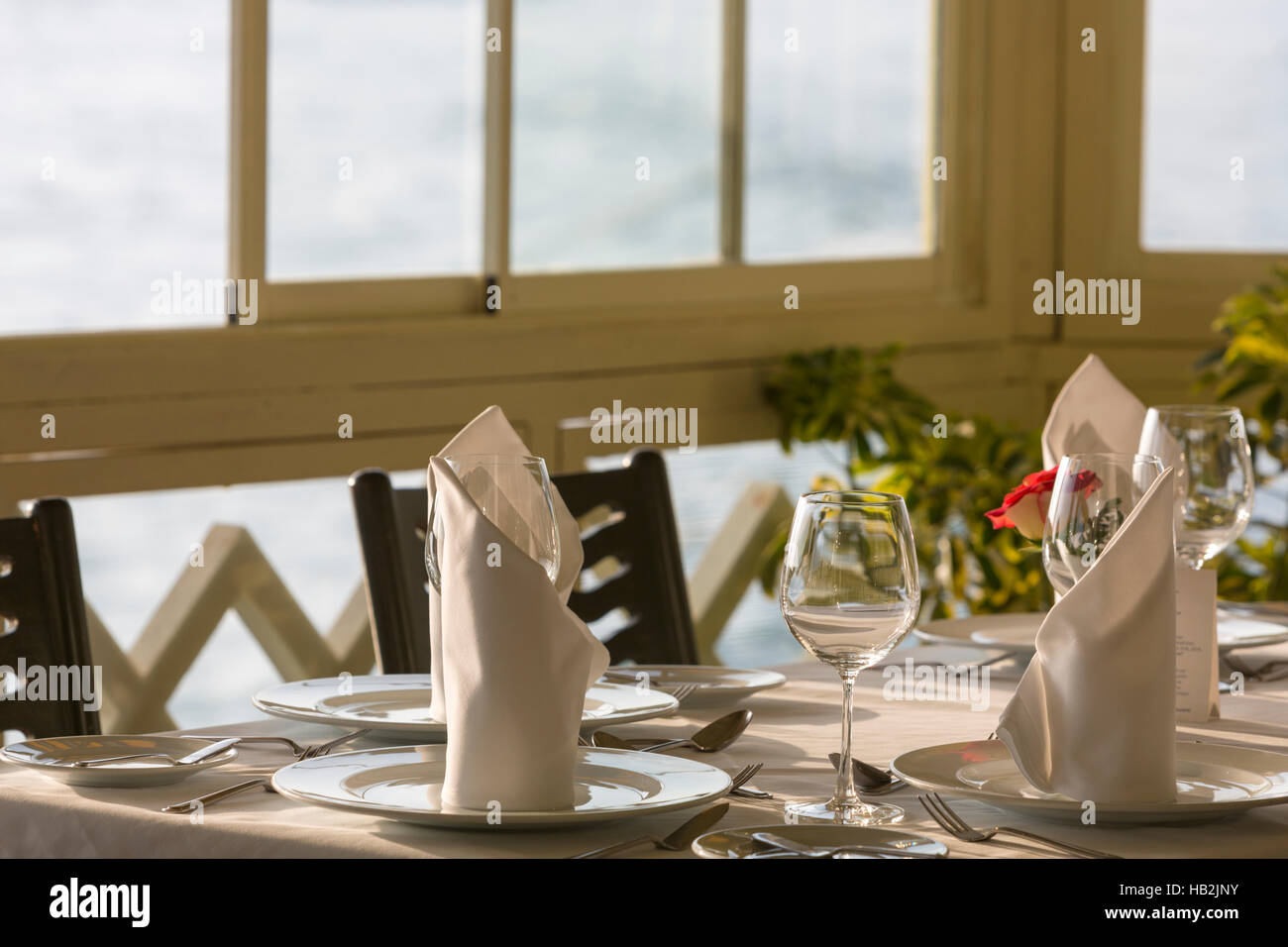 Feines Restaurant Tischgedeck: Serviette & Weinglas, Peru Stockfoto