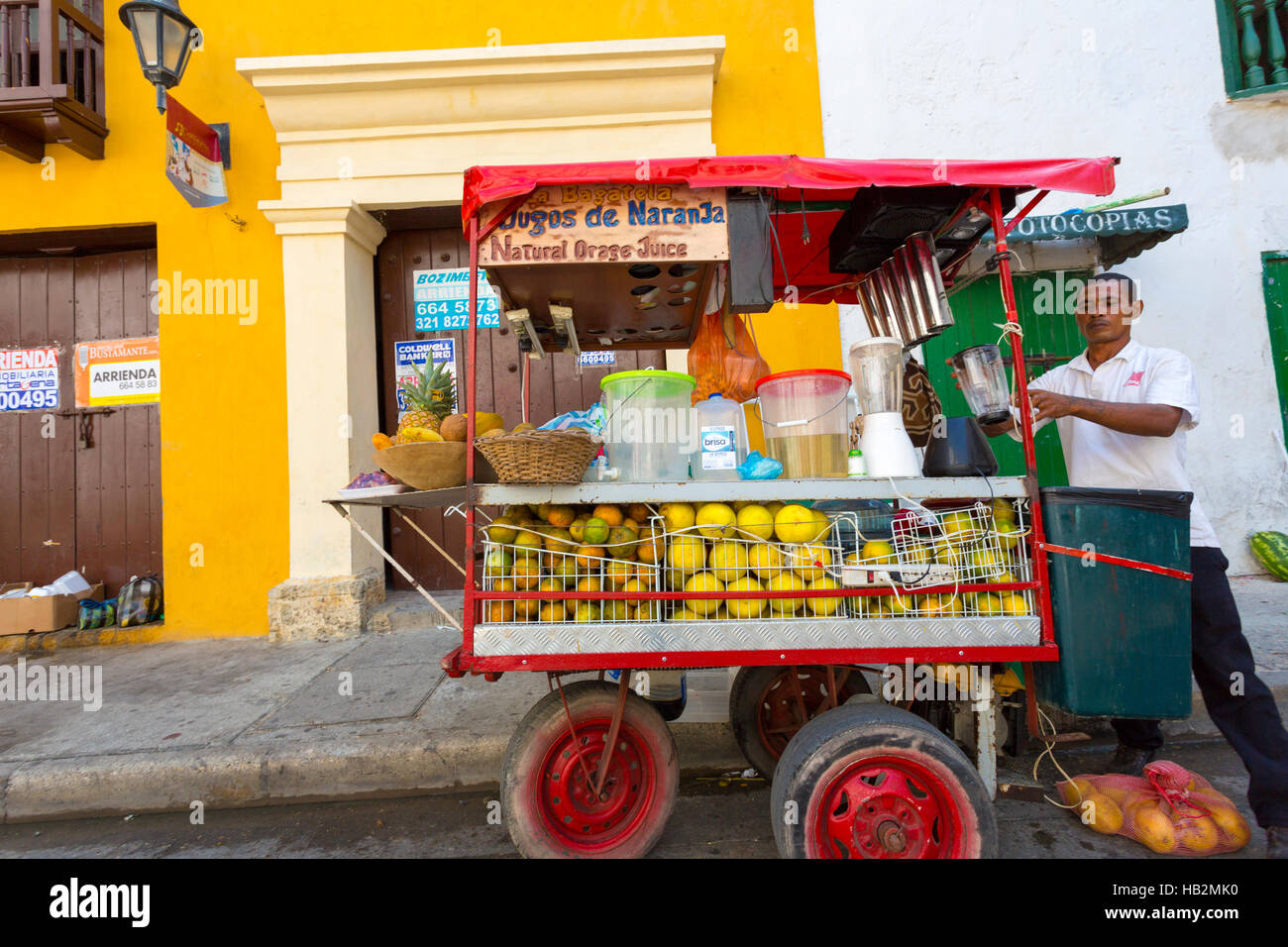 CARTAGENA, Kolumbien, Januar 8: Kolumbianische Obst-Verkäufer in Aktion auf der Straße die koloniale Stadt Cartagena, Kolumbien 2014 Stockfoto