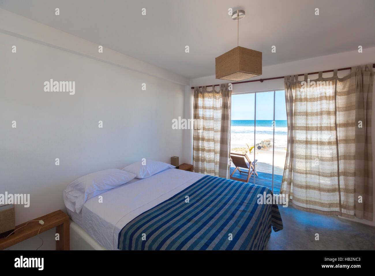 PUNTA SAL, PERU, 28.Januar: Innenraum mit Bett, Luxus romantischer Ort für Flitterwochen, schönen Bungalow am Strand, Liegestuhl auf der Terrasse, V Stockfoto