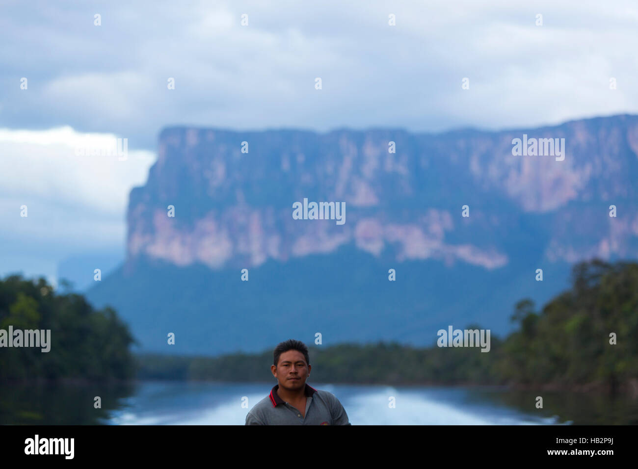 CANAIMA, VENEZUELA, APRIL 11: Portrait eines indianischen einheimischen Führers bei der Arbeit am traditionellen hölzernen Kanu im Caroni River im Canaima National Park Stockfoto