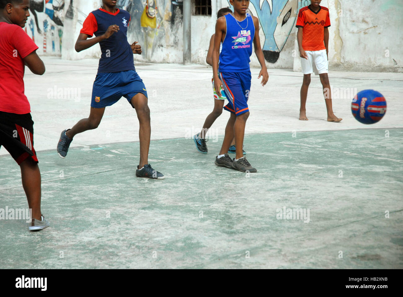 Kinder spielen Fußball auf den Straßen von Havanna, Kuba. Stockfoto