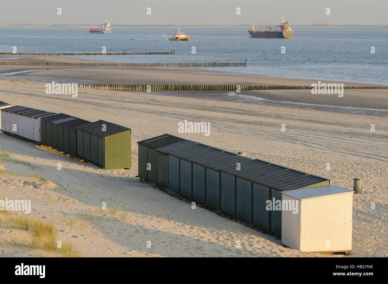 Strandhütten an einem Strand in Zeeland Stockfoto