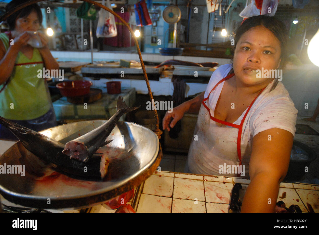 Fischhändler am Markt befindet sich im Zentrum von Cebu City in der Nähe von Ayala Mall, Cebu, Philippinen. Stockfoto