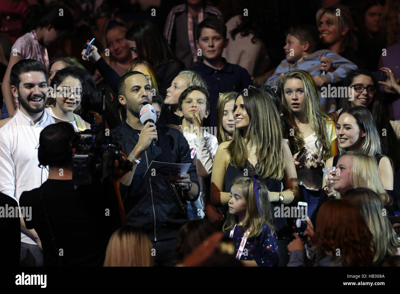 Marvin Humes in der Menge auf der Bühne in der Hauptstadt Jingle Bell Ball mit Coca-Cola in der Londoner O2 Arena. PRESSEVERBAND Foto. Bild Datum: Samstag, 3. Dezember 2016. Bildnachweis sollte lauten: Yui Mok/PA Wire Stockfoto