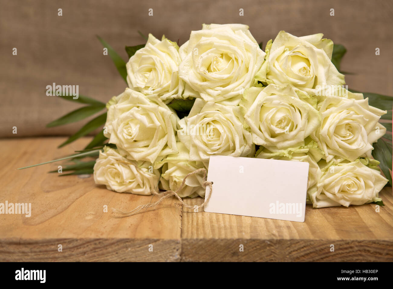 Weiße Rosen. Hochzeitskarte. Stockfoto