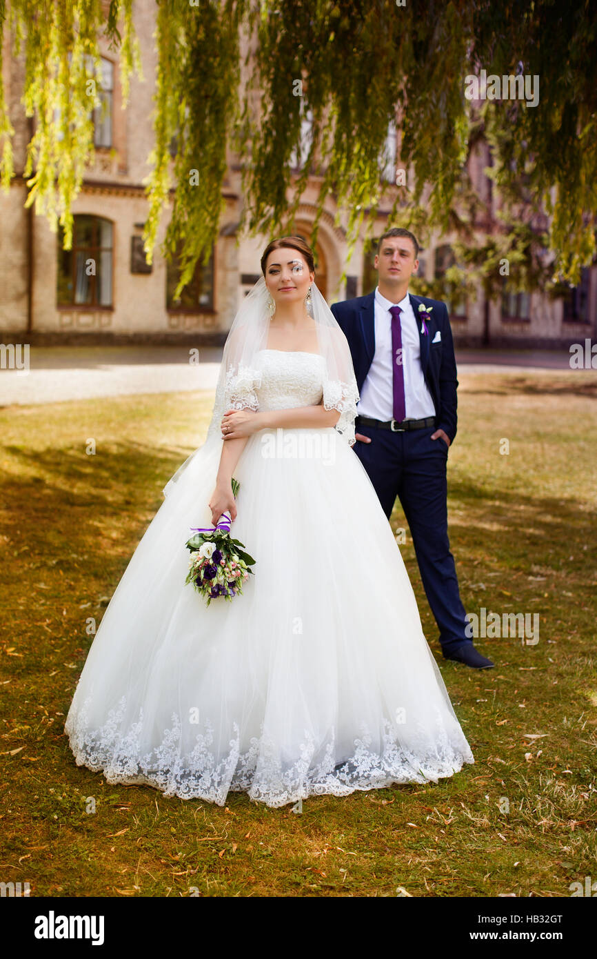Glückliche Braut und Bräutigam bei der Hochzeit zu Fuß Stockfoto
