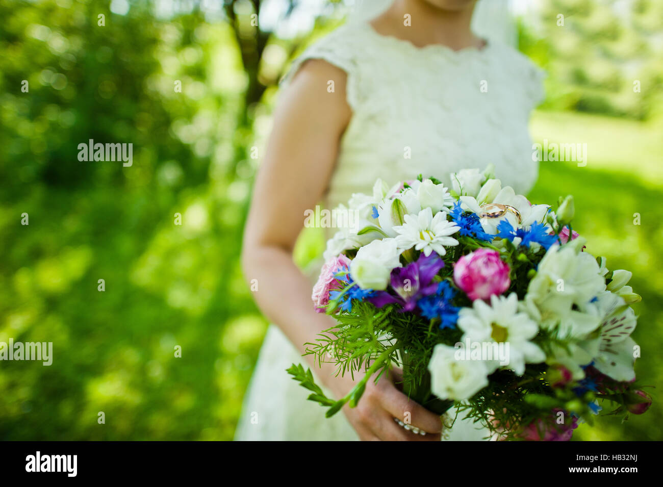 Brautstrauß auf der Seite der Braut Stockfoto