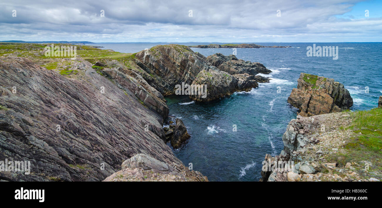 Riesige Felsen und Geröll Felsen entlang der Küste von Cape Bonavista in Neufundland, Kanada. Stockfoto