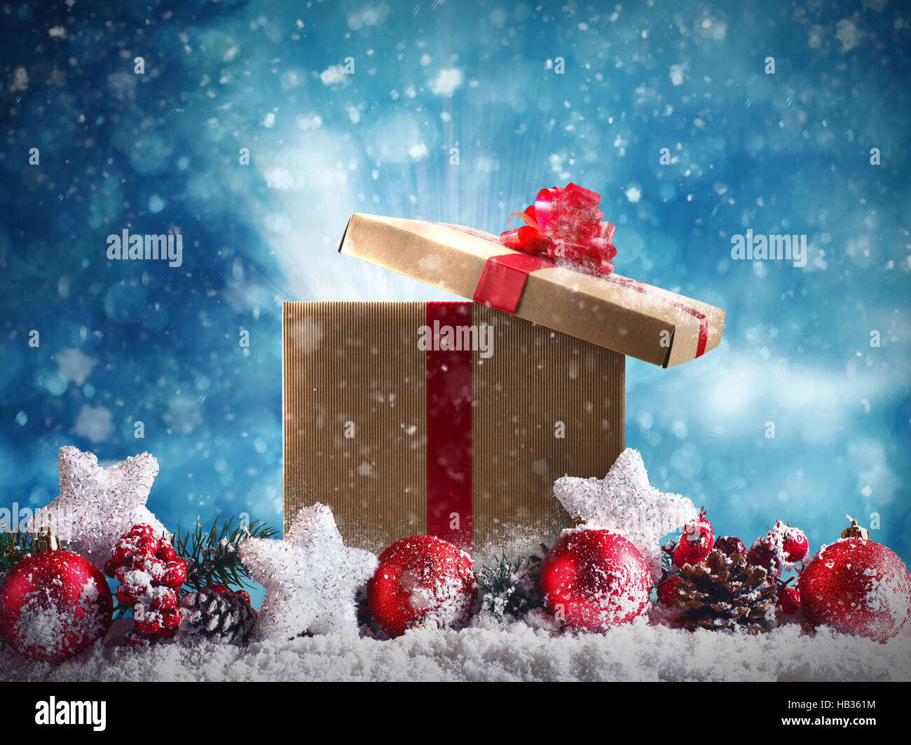 Weihnachtsgeschenk mit roten Kugeln, Sterne und Kranz Stockfoto