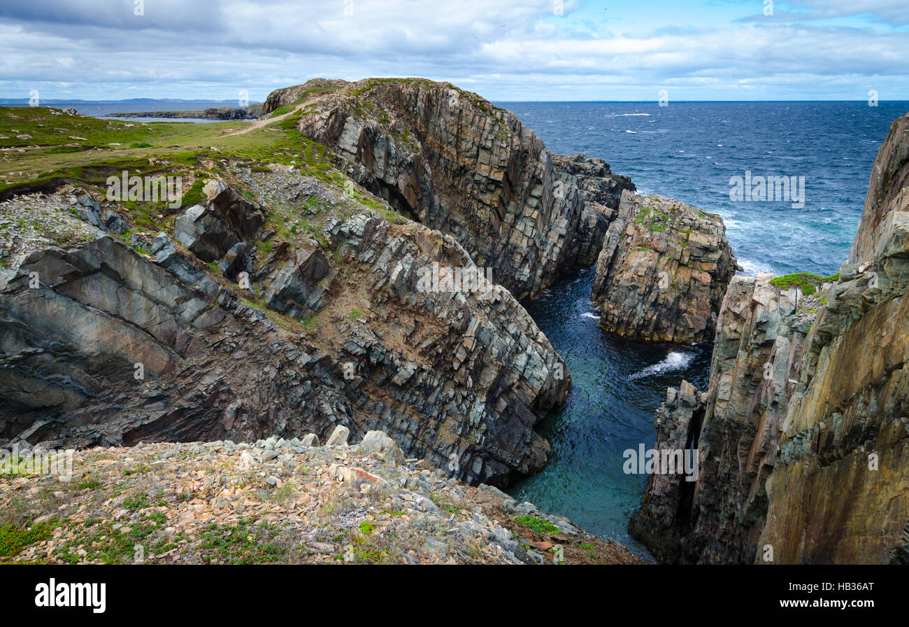 Riesige Felsen und Geröll Felsen entlang der Küste von Cape Bonavista in Neufundland, Kanada. Stockfoto