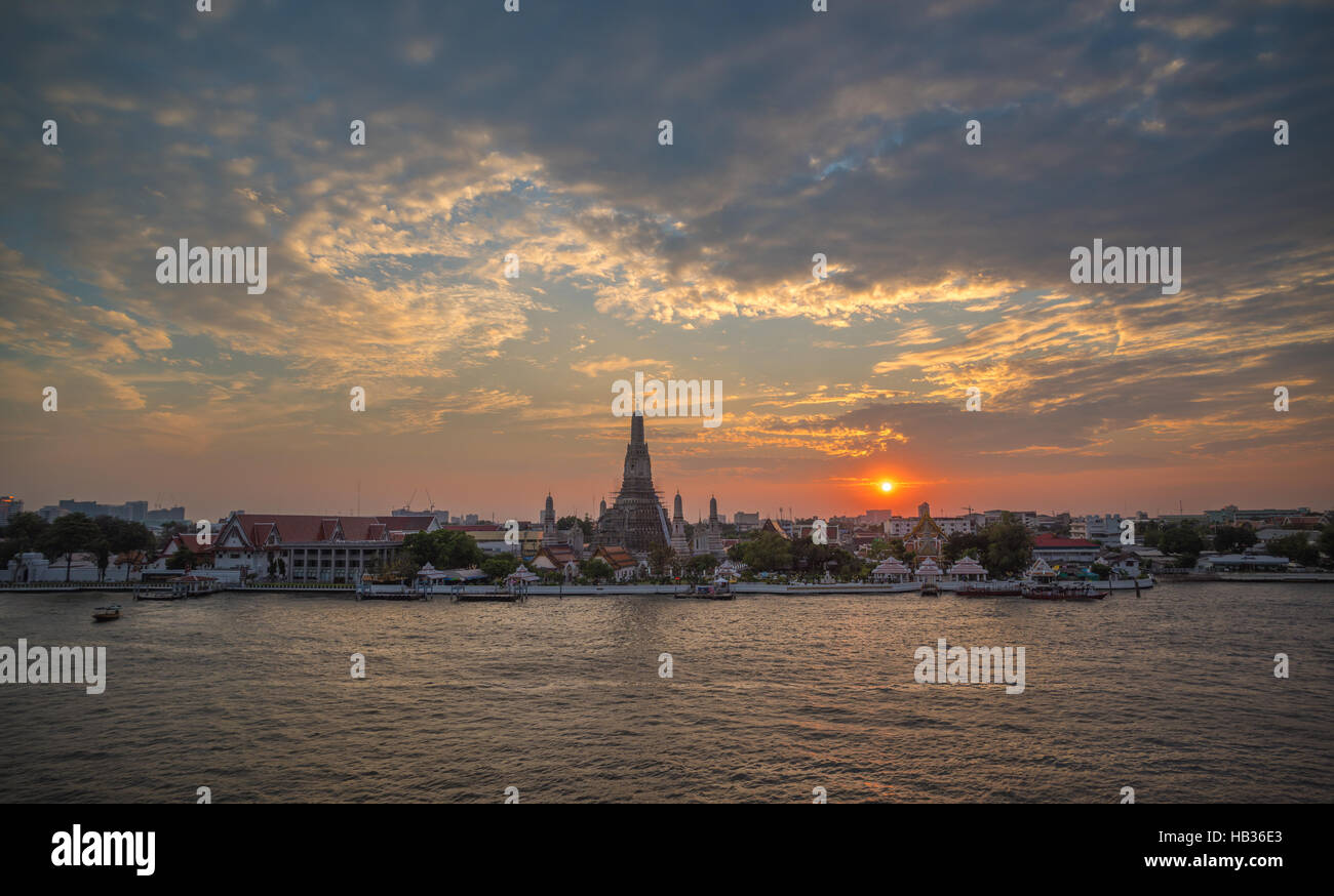 Wat Arun Tempel im Sonnenuntergang, Bangkok-Wahrzeichen Stockfoto