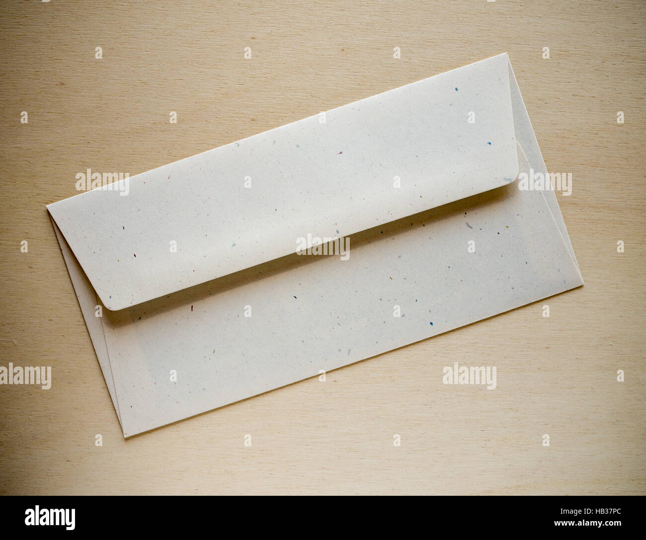 Briefumschlag auf Holztisch Stockfoto